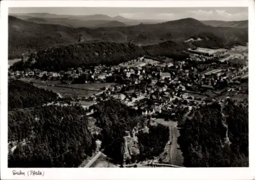 Ak Dahn in der Pfalz, Luftaufnahme von Dahn, Pfalz, Berge, Wälder, Häuser