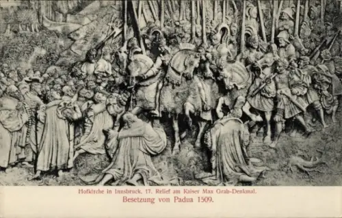 Ak Innsbruck in Tirol, Hofkirche in  Relief am Kaiser Max Grab-Denkmal, Besetzung von Padua 1509