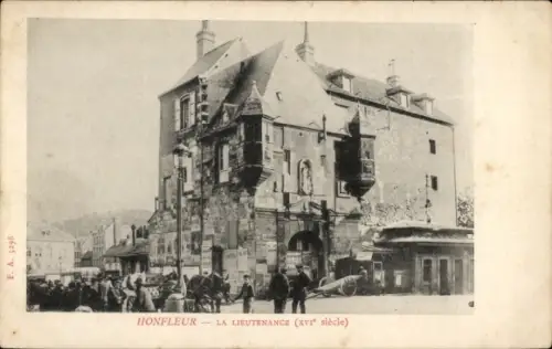 Ak Honfleur Calvados, Schwarz-Weiß-Foto, Gebäude, Menschenmenge,  16. Jahrhundert