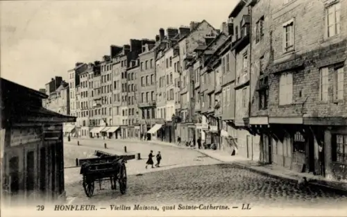 Ak Honfleur Calvados, Alte Häuser, Quai Sainte-Catherine,  zwei Personen, Karren