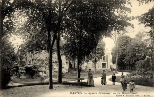 Ak Mantes la Jolie Yvelines,  Square Brieussel, Le Rond-Point, Menschen, Bäume, Park