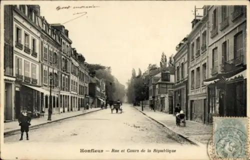 Ak Honfleur Calvados,  Rue et Cours de la République, Straßenansicht, Menschen, Kutschen