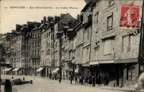 Ak Honfleur Calvados,  Quai Sainte-Catherine, alte Häuser, Menschen auf der Straße