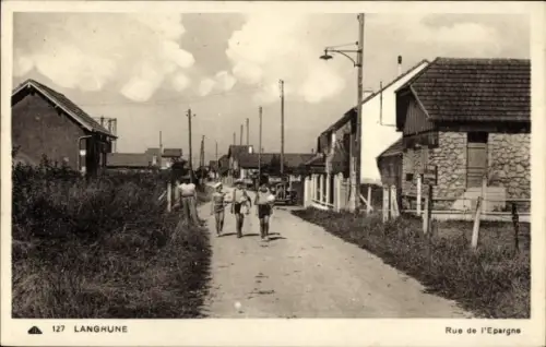 Ak Langrune sur Mer Calvados,  Rue de l'Epargne, Straße mit Häusern, Menschen, keine Persönlichke