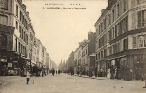 Ak Honfleur Calvados, Straße mit Menschen, Geschäften,  ,  Rue de la République