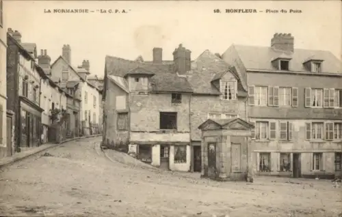 Ak Honfleur Calvados, Straße in  Häuser, Platz du Puits, Schwarz-Weiß-Foto