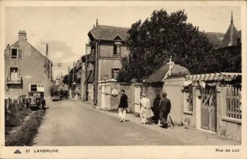 Ak Langrune sur Mer Calvados,  Rue de Luc, Straße mit Bäumen, Menschen, Auto