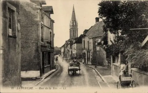 Ak Langrune sur Mer Calvados,  Rue de la Mer, Straßenansicht, Pferdewagen, Kirchturm
