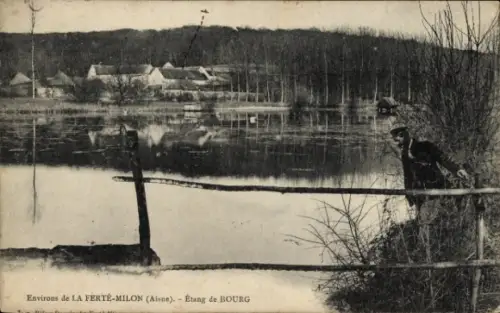 Ak La Ferté Milon Aisne, See mit Ufer, Mann am Zaun, Häuser im Hintergrund, Wald