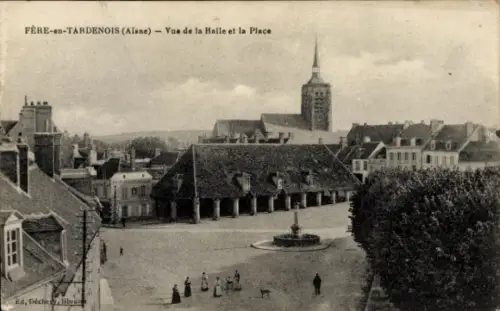 Ak Fere en Tardenois Aisne, Vue de la Halle et la Place