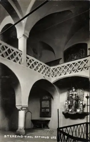 Ak Sterzing Vipiteno Südtirol, Rathaus von  Tirol, Innenansicht, Statue, 1940