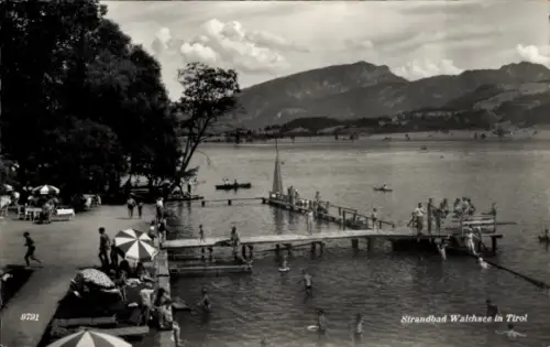 Ak Walchsee in Tirol, Strandbad  Tirol, Schwimmer, Boote, Berge, Sonnenschirme