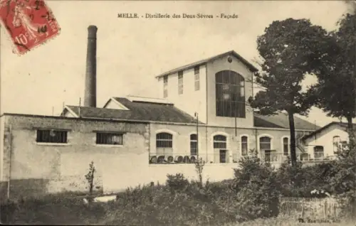 Ak Beaussais Melle Deux Sèvres, Distillerie des Deux-Sèvres, Fabrikgebäude, Schornstein, Bäume
