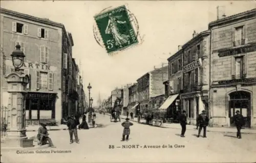 Ak Niort Deux Sèvres, Straße mit Menschen, Restaurants, Poststempel,  Avenue de la Gare