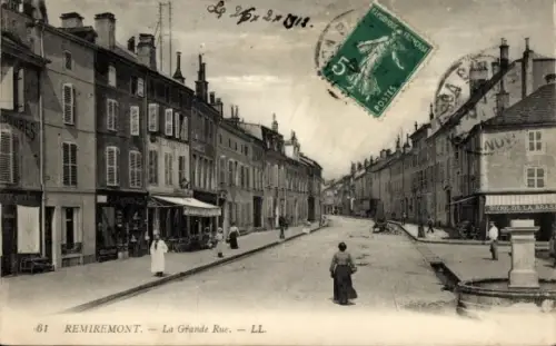 Ak Remiremont Lothringen Vosges, Straße in  Poststempel, Briefmarke, Personen auf der Straße