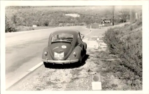 Foto Ak Landstraße, Volkswagen Käfer am Straßenrand