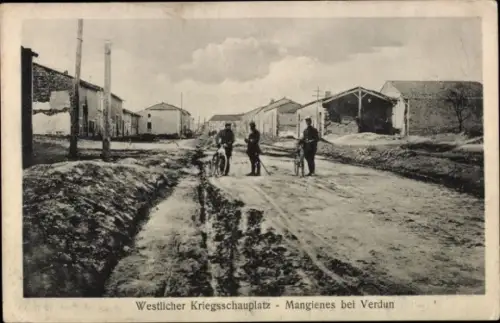 Ak Verdun Meuse, Westlicher Kriegsschauplatz, Mangienes bei  drei Soldaten mit Hunden