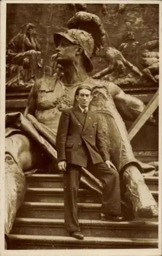 Foto Ak Berlin, Fotograf und Schriftsteller Carl von Vechten, Kaiser-Wilhelm-Nationaldenkmal