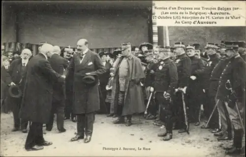 Ak Auvours Champagné Sarthe, Übergabe einer Flagge an die belgischen Truppen durch die Freunde...