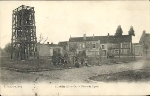 Ak Milly la Forêt Essonne, Holzturm, Platz mit Menschen, Gebäude im Hintergrund