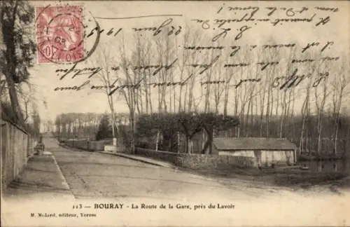 Ak Bouray sur Juine Essonne,  Straße zur Gare, Waschhaus, Bäume, Poststempel