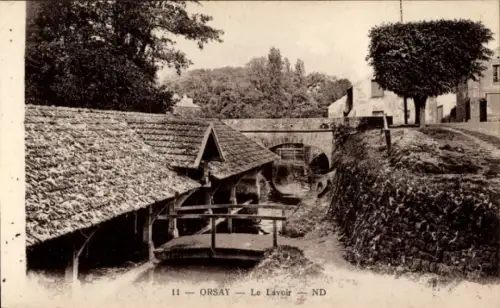Ak Orsay Essonne, Schwarze und weiße ,  Le Lavoir, Wasserlauf, Brücke