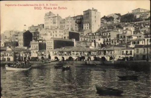 Ak Vigo Galicien Spanien, Schwarz-Weiß-Bild, Hafenansicht, Boote, Häuser,  Ribera del Berbés