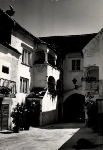 Ak Freistadt in Oberösterreich, Hof mit Pflanzen, Balkon, Torbogen, schwarz-weiß Fotografie