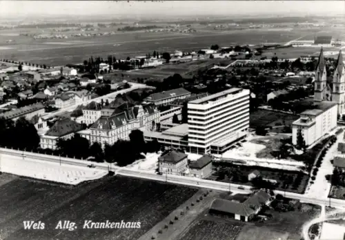 Ak Wels in Oberösterreich, Luftaufnahme  Allgemeines Krankenhaus, Felder, Straßen, Gebäude