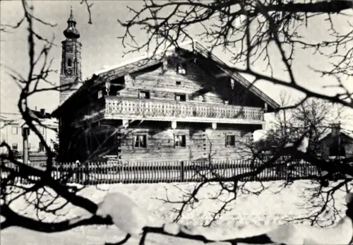 Ak Hochburg Ach in Oberösterreich, Holzhaus, Schnee, Baumäste, Glockenturm, Gedenktafel für F. X.