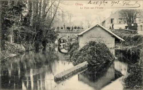 Ak Orsay Essonne, Fluss, Brücke, Gebäude, Bäume, Menschen auf der Brücke