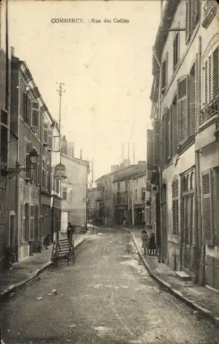 Ak Commercy Lothringen Meuse, Straße Rue des Colins, Häuser, Laternen, Personen, Schwarz-Weiß-Fot
