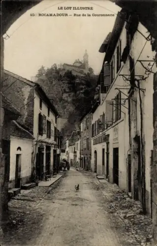 Ak Roc Amadour Rocamadour Lot, Schmale Straße, Häuser, Hügel mit Schloss, Huhn auf der Straße