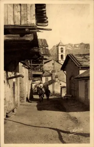 Ak Saint Veran Hautes-Alpes, Straßenpartie, Reiter, Kirchturm, Berge