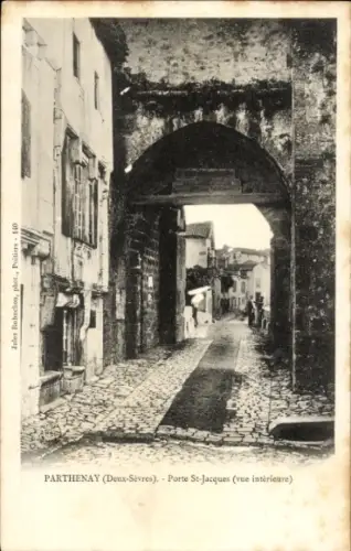 Ak Parthenay Deux Sèvres, Porte St-Jacques, Innenansicht, gepflasterte Straße,  Gebäude