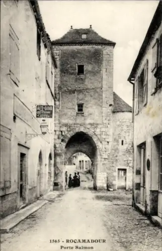 Ak Roc Amadour Rocamadour Lot, Porte Salmon, 1565  Auto-Gasage, Straße mit Personen
