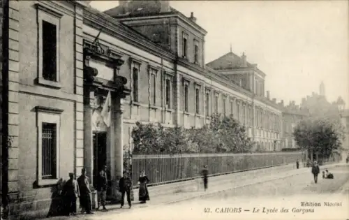 Ak Cahors Lot,  Lycée des Garçons,  Schule, Menschen auf der Straße