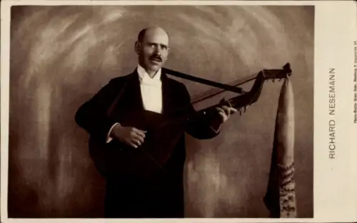 Ak Musiker Richard Nesemann mit Instrument
