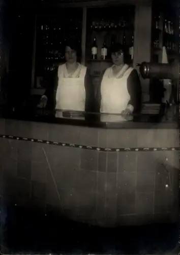 Foto Ak Hannover, Zwei Frauen am Tresen, Handel