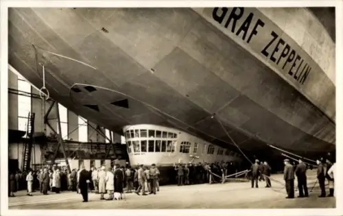 Ak Luftschiff LZ 127 Graf Zeppelin startbereit in der Luftschiffhalle, Besichtigung, Gondel