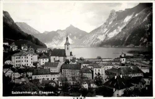 Ak Ebensee in Oberösterreich, Salzkammergut,  Berge, See, Kirche,  Gebäude
