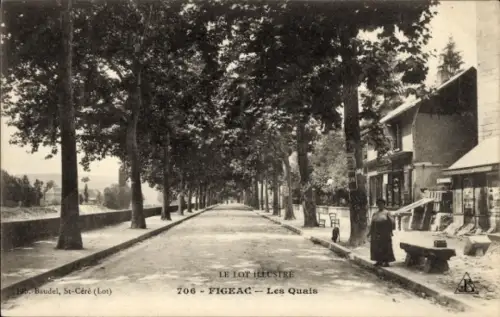 Ak Figeac Lot, Straße mit Bäumen, Geschäfte, Frau in schwarzem Kleid,  aus Figeac