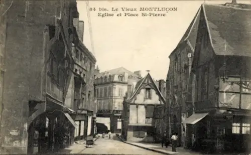 Ak Montluçon Allier, Vieux  Eglise, Place St-Pierre,  Architektur
