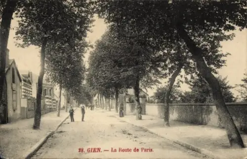 Ak Gien Loiret, La Route de Paris, Bäume, Straße, Menschen