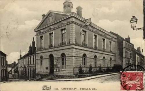 Ak Courtenay Loiret, L'Hôtel de Ville,  Uhr, Straßenansicht