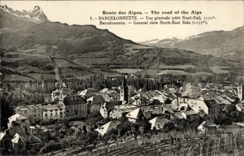 Ak Barcelonnette Hautes Alpes, Route des Alpes,  allgemeine Ansicht, Nord-Ost-Seite, 1135m