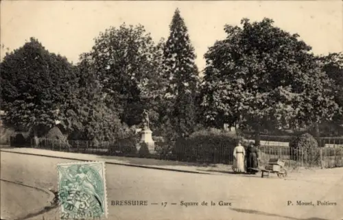 Ak Bressuire Deux Sèvres,  Square de la Gare, Bäume, Bank, Menschen