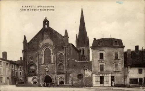 Ak Airvault Deux Sevres, AIRVAULT, Place et l'Eglise Saint-Pierre,  Kirche, Gebäude