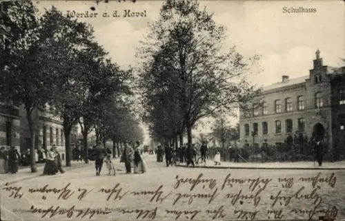 Ak Werder an der Havel, Schulhaus, Straßenpartie, Passanten