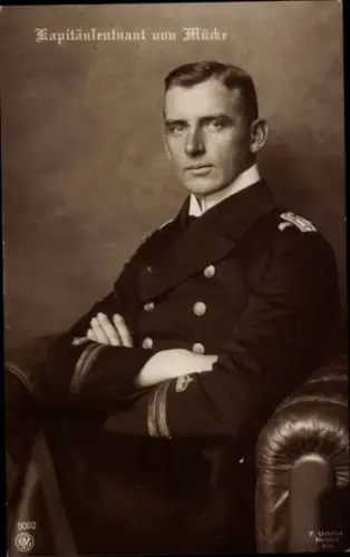 Ak Kapitänleutnant Hellmuth von Mücke, Sitzportrait in Uniform, Kaiserliche Marine